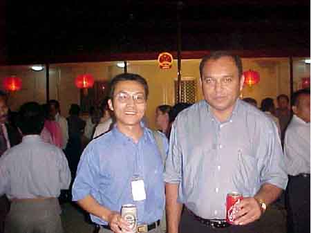 在中国驻东帝汶代表处举行的2001年国庆招待会上，赵永革和东帝汶帝力市市长鲁宾（RUBEN)合影